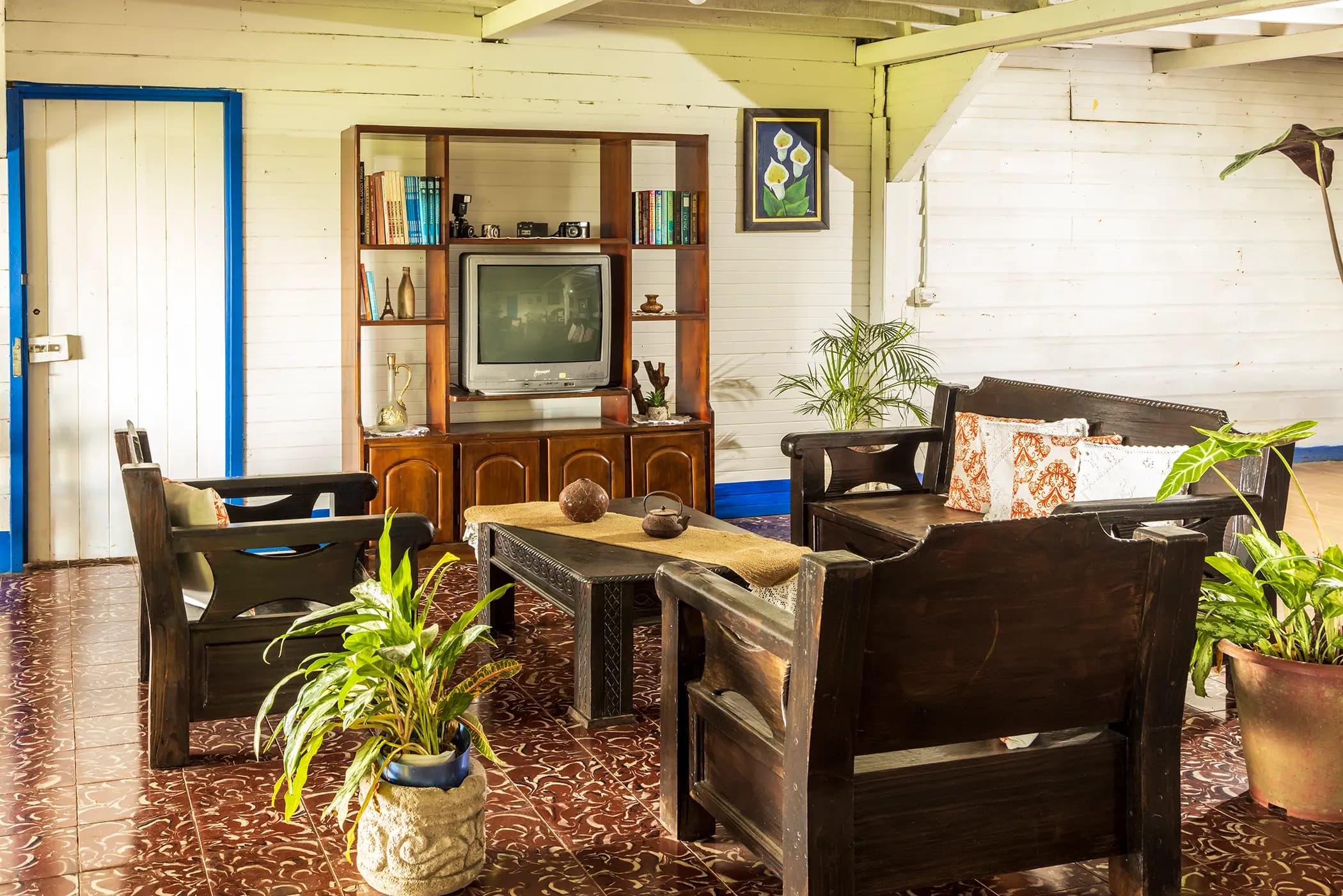 Comedor interior con muebles antiguos de colección