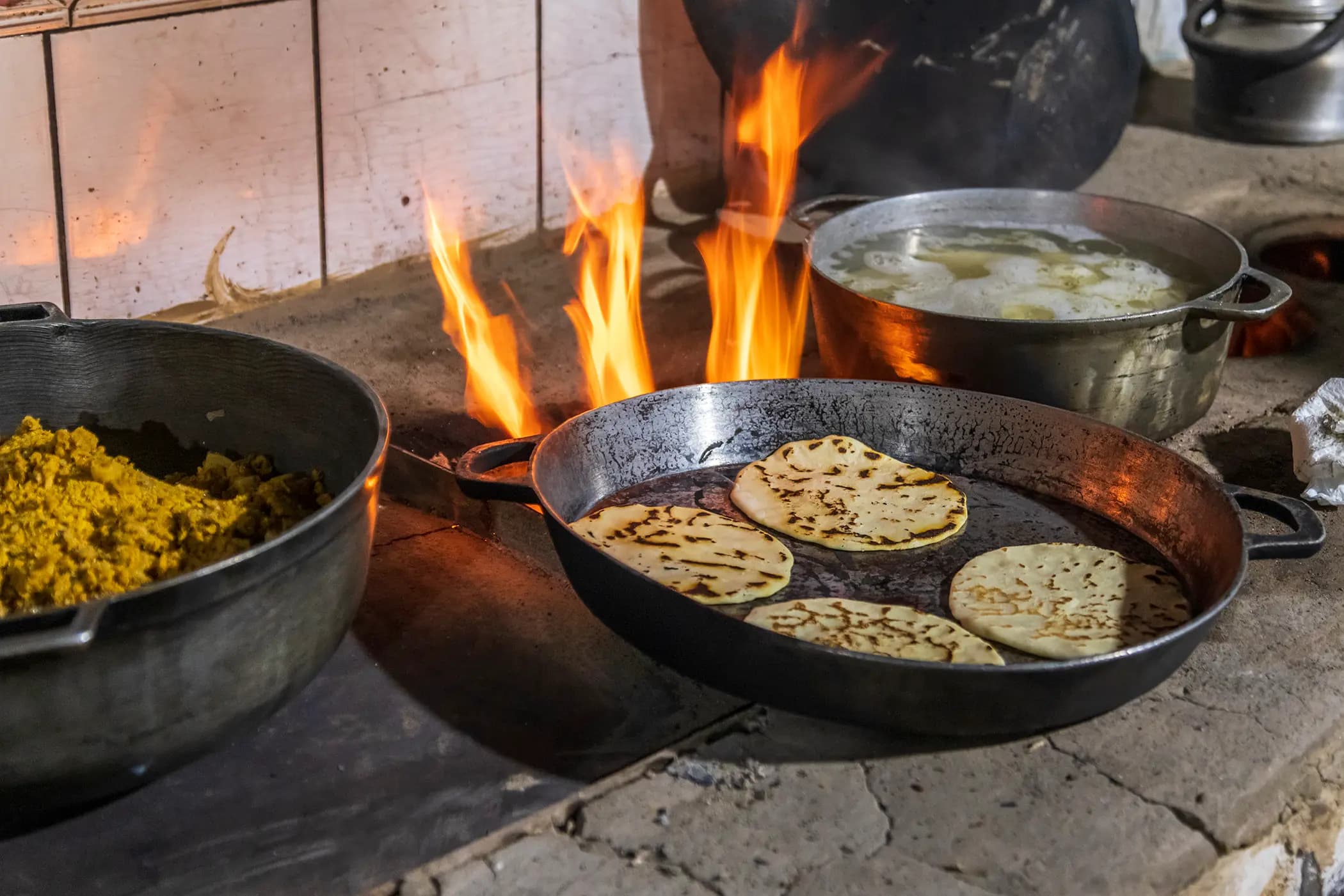 Cocción tradicional en fogón de leña en Casona Los Rodríguez