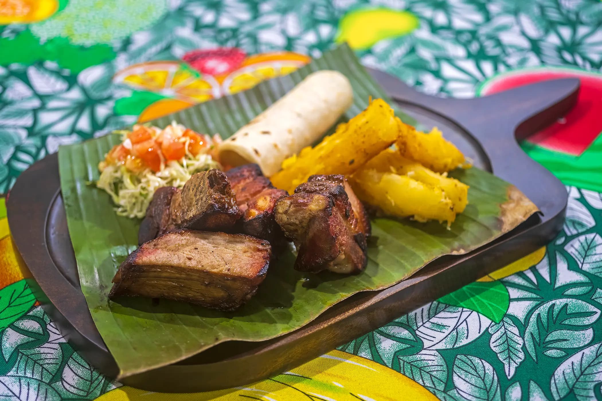 Chicharrón con yuca en hoja de banano