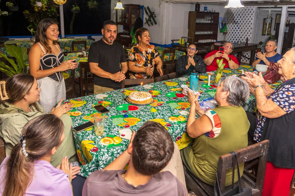 Familia celebrando un cumpleaños con pastel tradicional en el comedor de La Casona