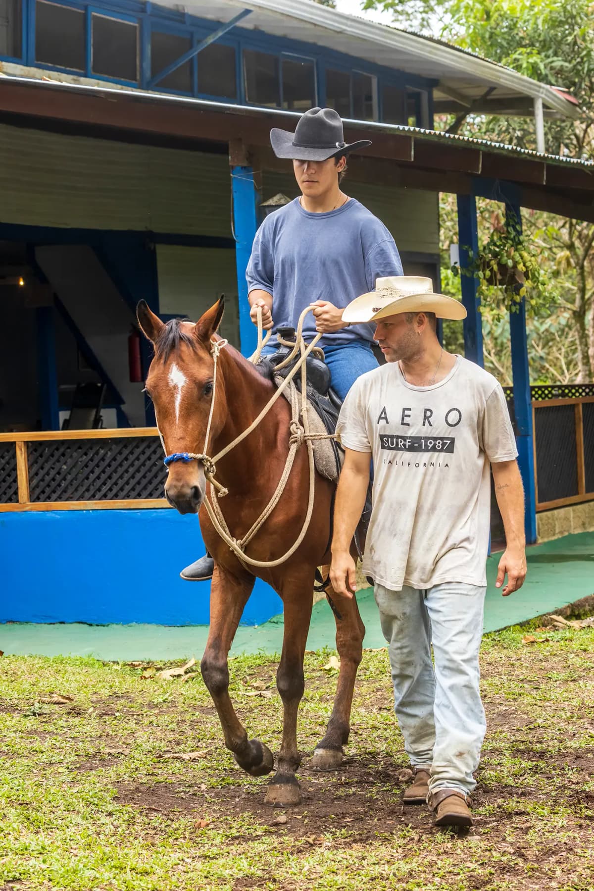 Guía de campo acompañando al jinete a caballo junto a La Casona