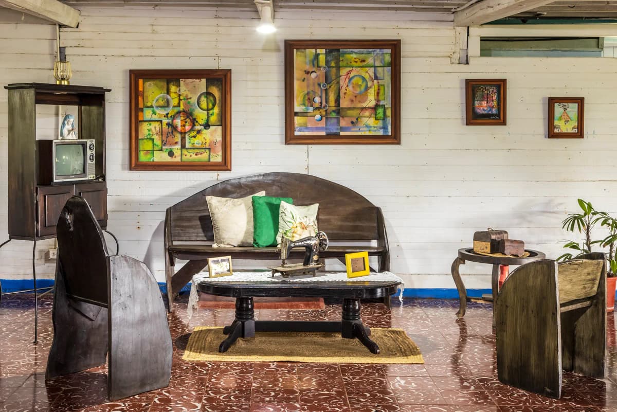 Sala de estar histórica interior con máquina de coser antigua y muebles de época