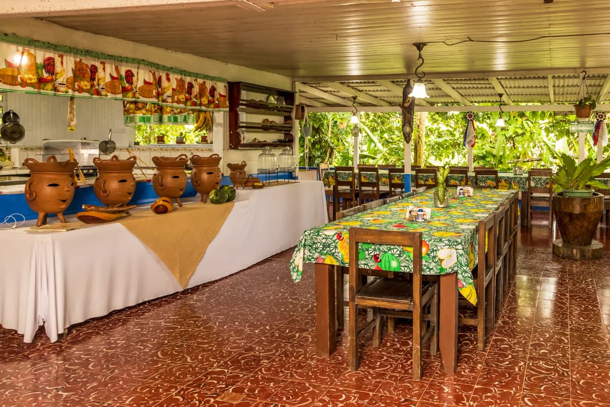 Familia celebrando un cumpleaños con pastel tradicional en el comedor de La Casona