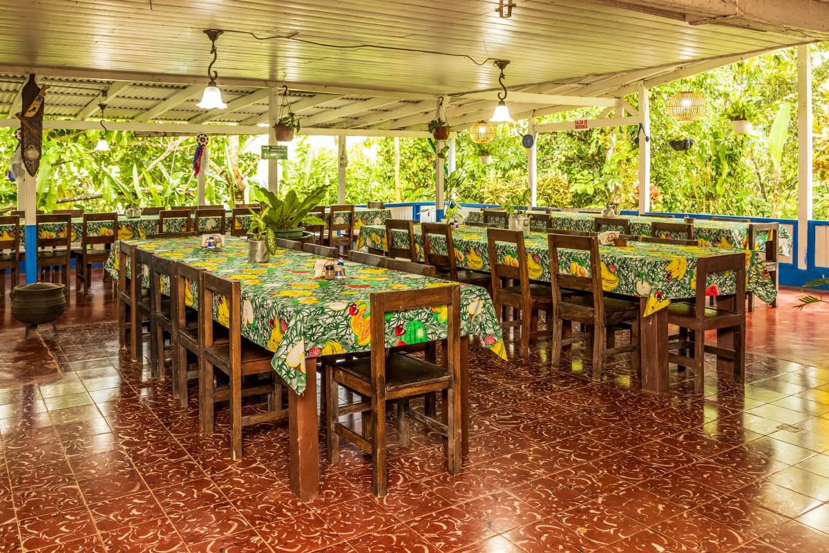 Ambiente rústico y acogedor del comedor de La Casona
