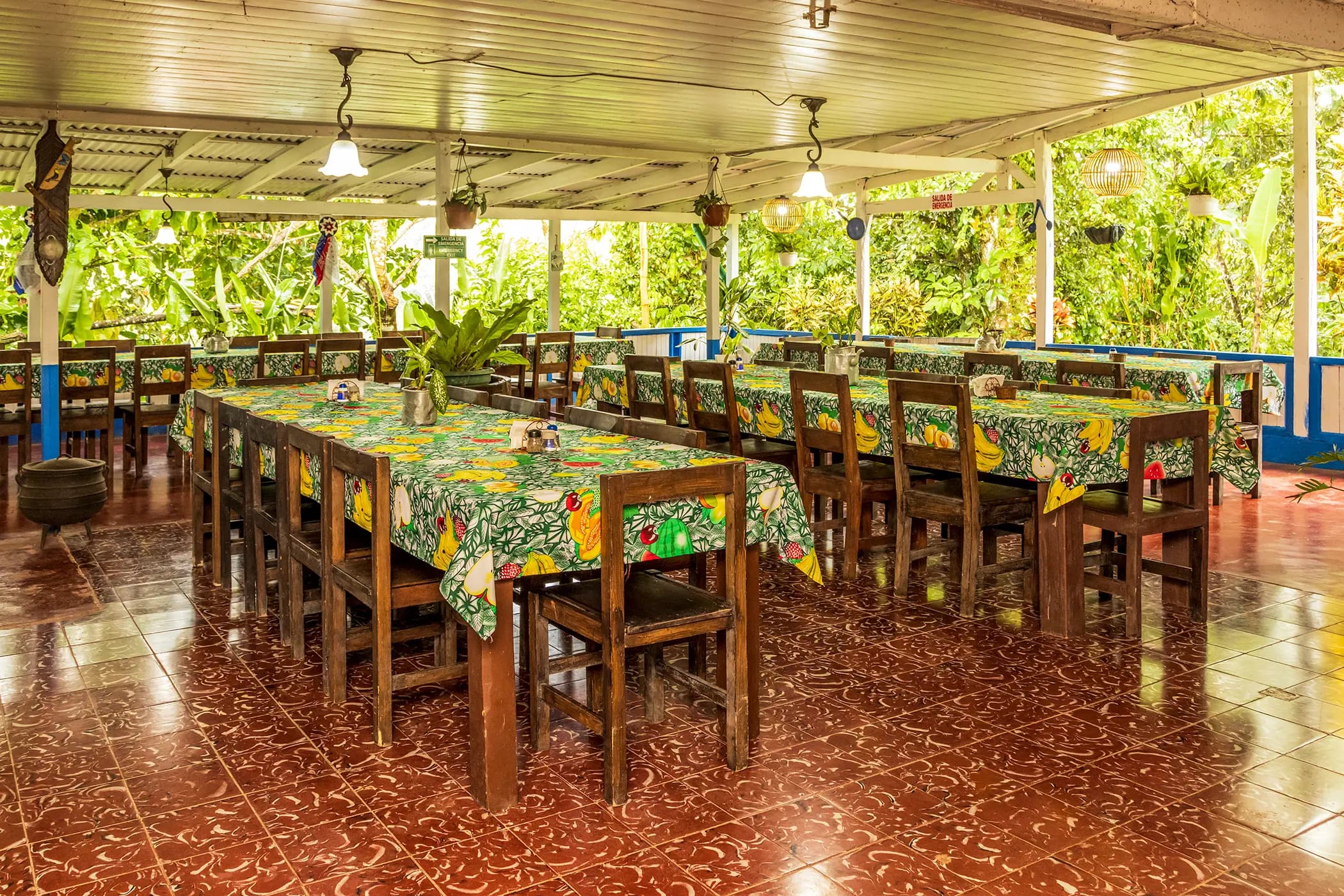 Ambiente rústico y acogedor del comedor de La Casona