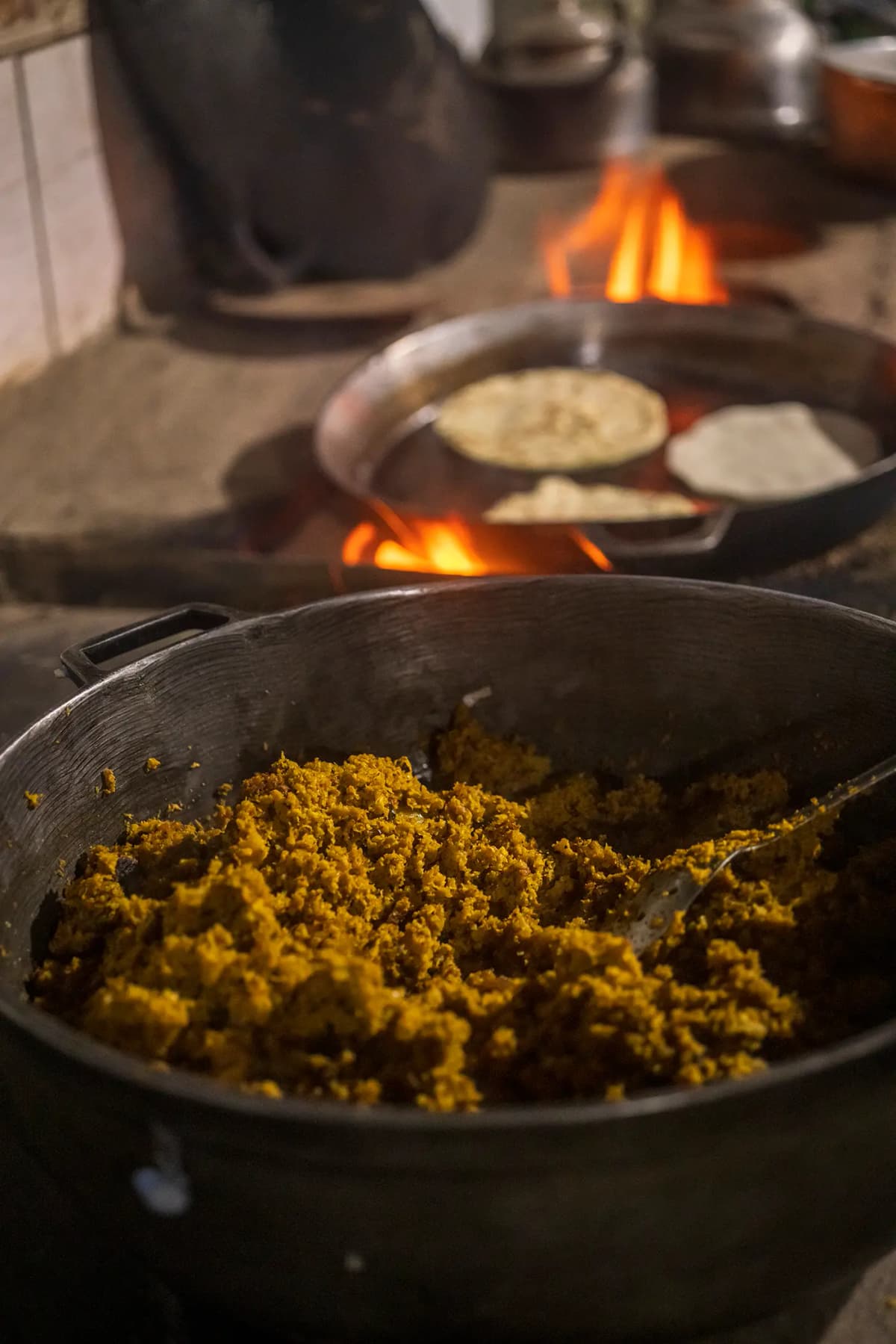 Picadillo artesanal recién preparado en paila rústica sobre el fogón de leña
