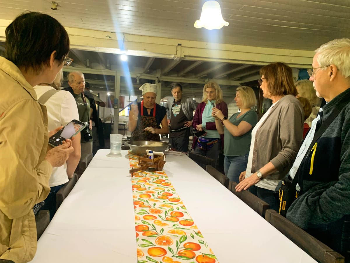 Grupo de visitantes observando la demostración de preparación de tortillas tradicionales