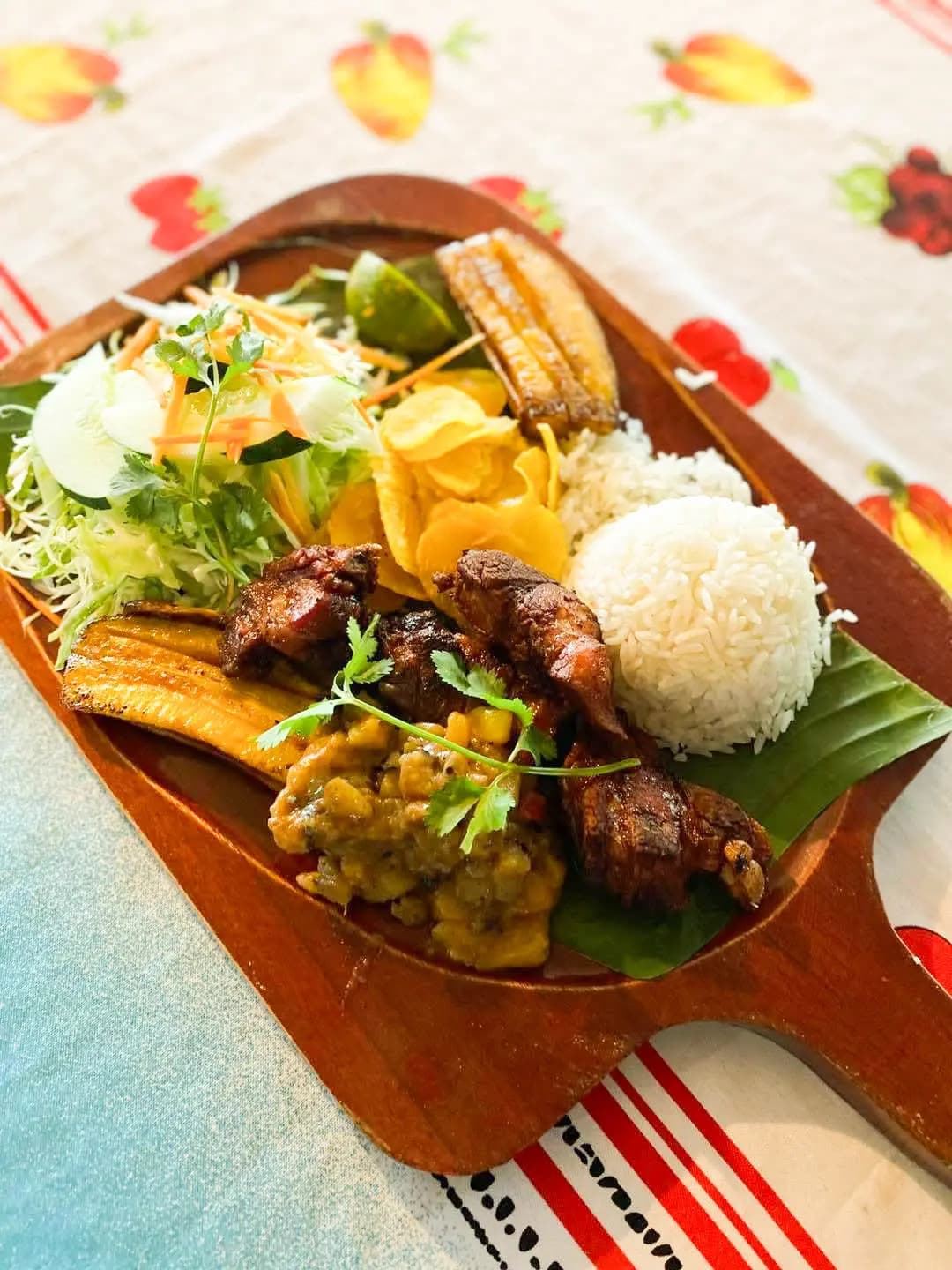 Bandeja de madera con abundante casado típico costarricense recién preparado