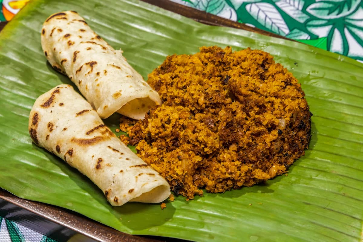 Picadillo rústico costarricense servido sobre hoja de plátano verde